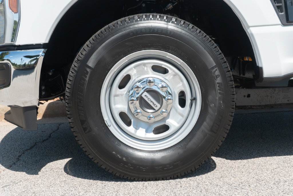 New 2027 Ford F250 XL w/ XL Chrome Package RWD image 2