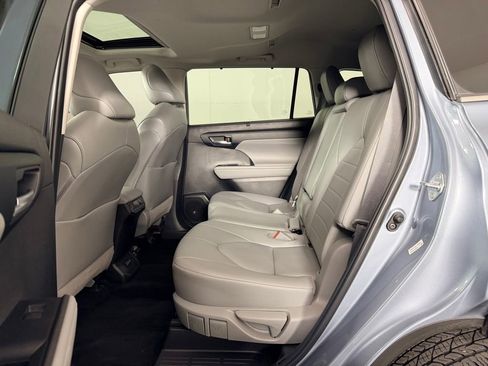 Used 2022 Toyota Highlander XLE FWD image 26