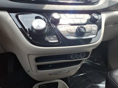 Used 2024 Chrysler Pacifica Touring-L FWD image 18