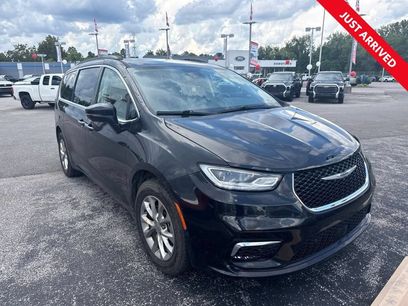 Used 2022 Chrysler Pacifica Touring-L w/ Uconnect Theater Family Group