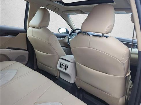 Used 2018 Toyota Camry XLE image 21