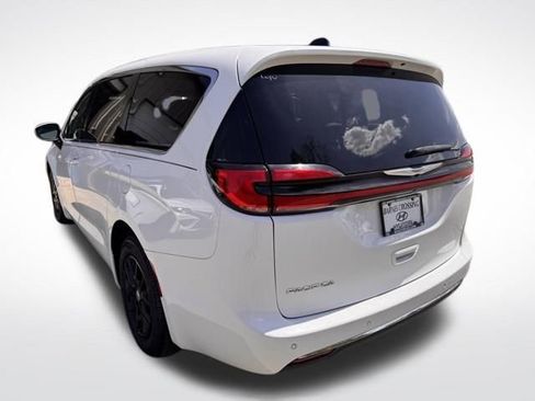 Used 2023 Chrysler Pacifica Touring-L FWD image 5