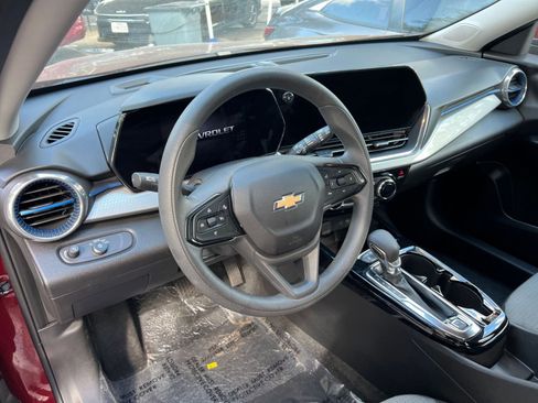 Used 2025 Chevrolet Trax LT image 31