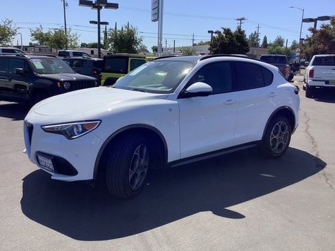 Used 2022 Alfa Romeo Stelvio Ti image 5