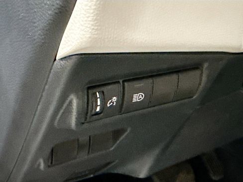 Used 2022 Toyota Corolla Cross L image 17