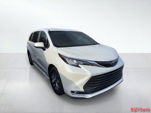 Used 2021 Toyota Sienna XLE image 5