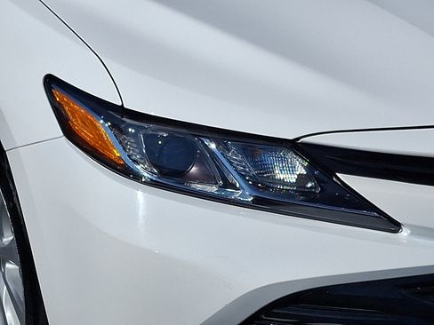 Used 2020 Toyota Camry LE image 9