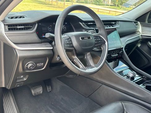 Used 2023 Jeep Grand Cherokee Limited w/ Luxury Tech Group II image 11