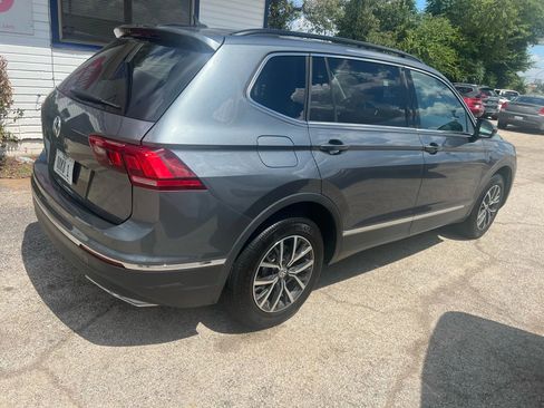Used 2020 Volkswagen Tiguan SE w/ Panoramic Sunroof Package image 6