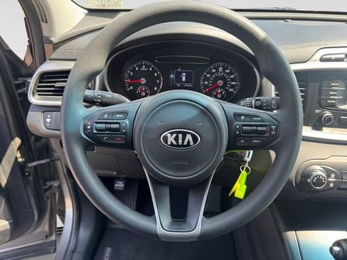 Used 2017 Kia Sorento FWD image 12