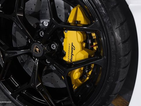 Used 2024 Lamborghini Revuelto image 6