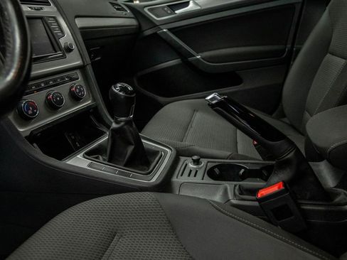 Used 2016 Volkswagen Golf S image 21