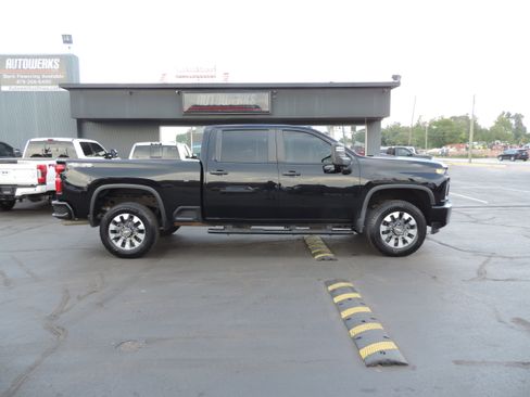 Used 2021 Chevrolet Silverado 2500 Custom w/ Custom Value Package image 3