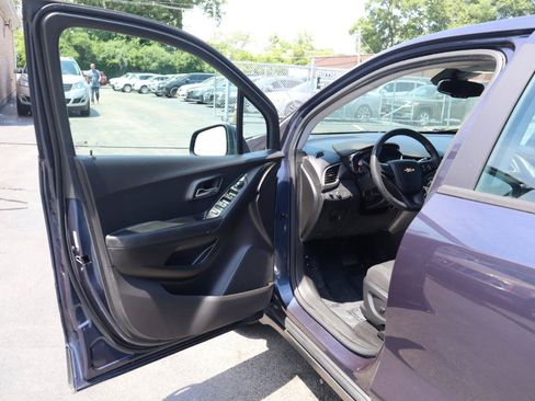 Used 2018 Chevrolet Trax LS FWD image 19