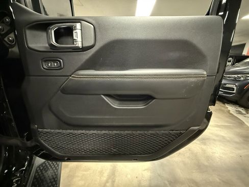 Used 2025 Jeep Wrangler Unlimited Sahara image 17