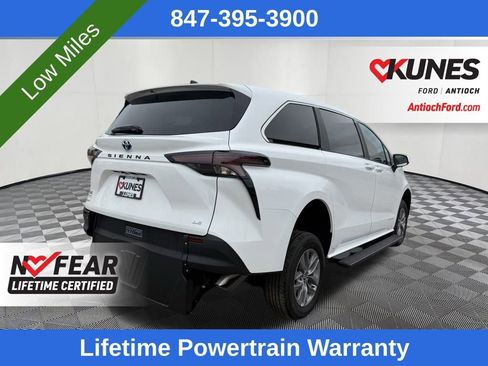 Used 2025 Toyota Sienna LE image 3