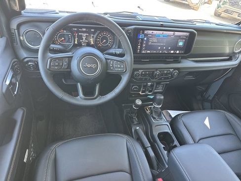 Used 2025 Jeep Gladiator Sport AWD/4WD image 17