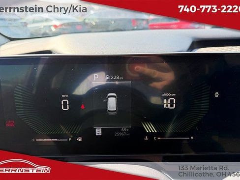 Used 2025 Kia Carnival FWD image 16