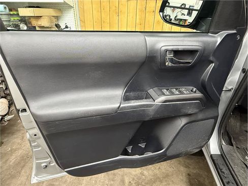 Used 2019 Toyota Tacoma TRD Off-Road w/ TRD Premium Off Road Package AWD/4WD image 18