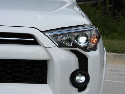 Used 2021 Toyota 4Runner SR5 AWD/4WD image 43