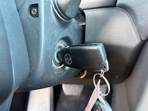 Used 2024 Toyota RAV4 LE AWD/4WD image 28