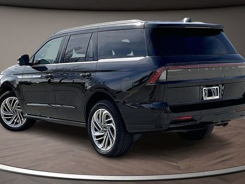 Used 2025 Lincoln Navigator Reserve image 11