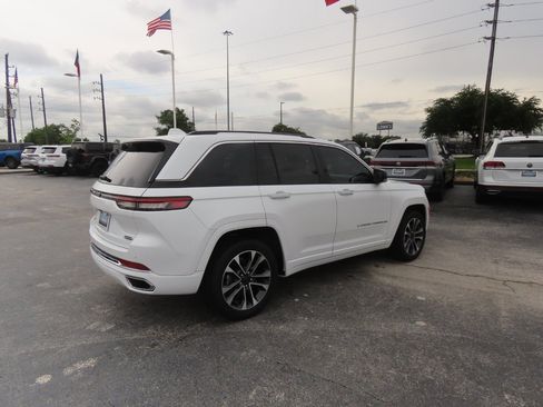 Used 2022 Jeep Grand Cherokee Overland w/ Luxury Tech Group IV AWD/4WD image 11