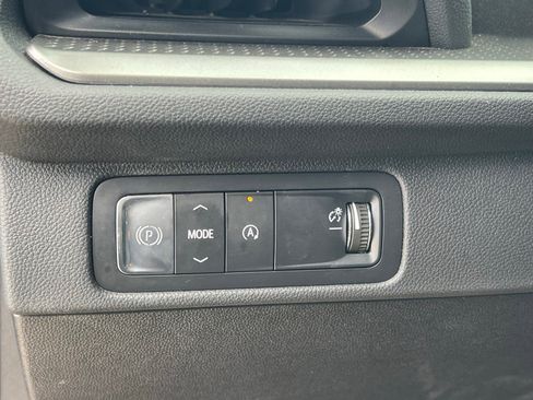 Used 2025 Chevrolet Traverse LT image 29