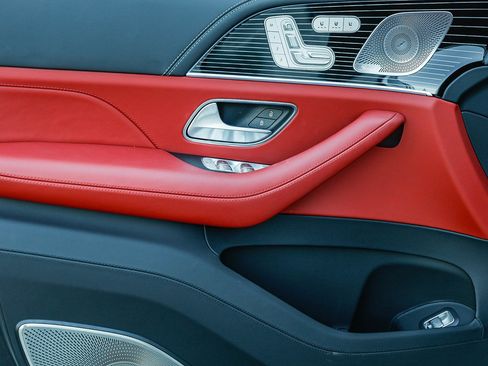 Used 2025 Mercedes-Benz Maybach GLS 600 4MATIC image 25