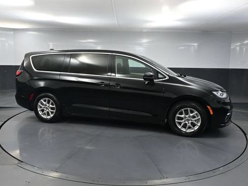 Used 2024 Chrysler Pacifica Touring-L FWD image 4