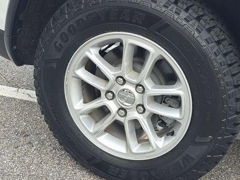 Used 2020 Jeep Grand Cherokee Laredo image 10