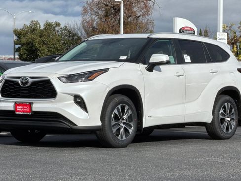 New 2026 Toyota Highlander XLE image 2