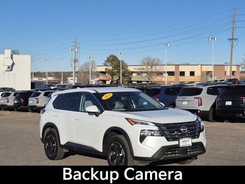 Used 2024 Nissan Rogue SV image 2