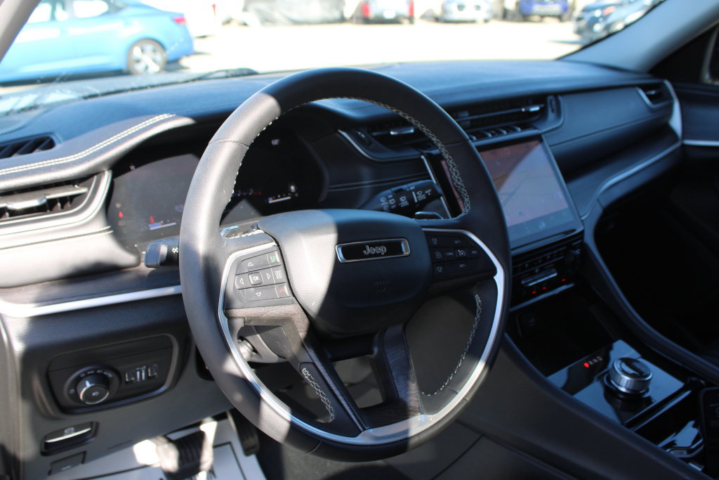 Used 2023 Jeep Grand Cherokee Limited w/ Luxury Tech Group II RWD image 31