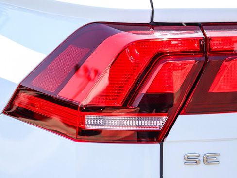 Certified 2022 Volkswagen Tiguan SE FWD image 9