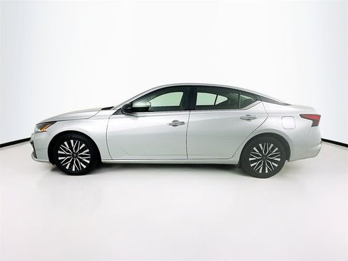 Used 2024 Nissan Altima 2.5 SV image 8