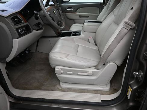 Used 2013 Chevrolet Suburban LT RWD image 15