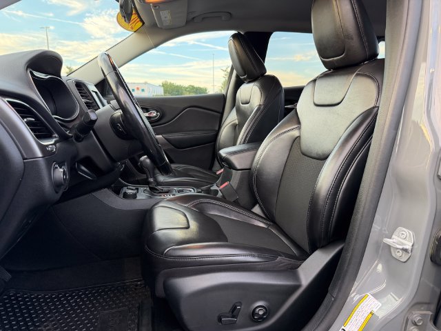 Used 2020 Jeep Cherokee Latitude Plus w/ Cold Weather Group AWD/4WD image 14
