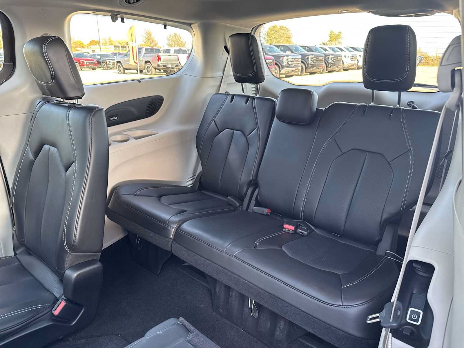 Used 2023 Chrysler Pacifica Touring-L w/ Uconnect Theater Family Group FWD image 30