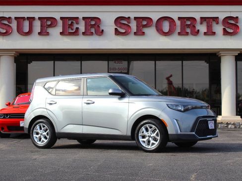 Used 2025 Kia Soul LX w/ LX Technology Package FWD image 1