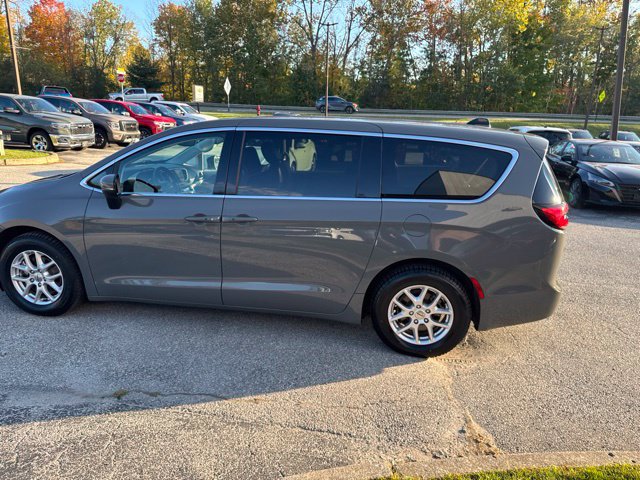 Used 2023 Chrysler Pacifica Touring-L FWD image 25