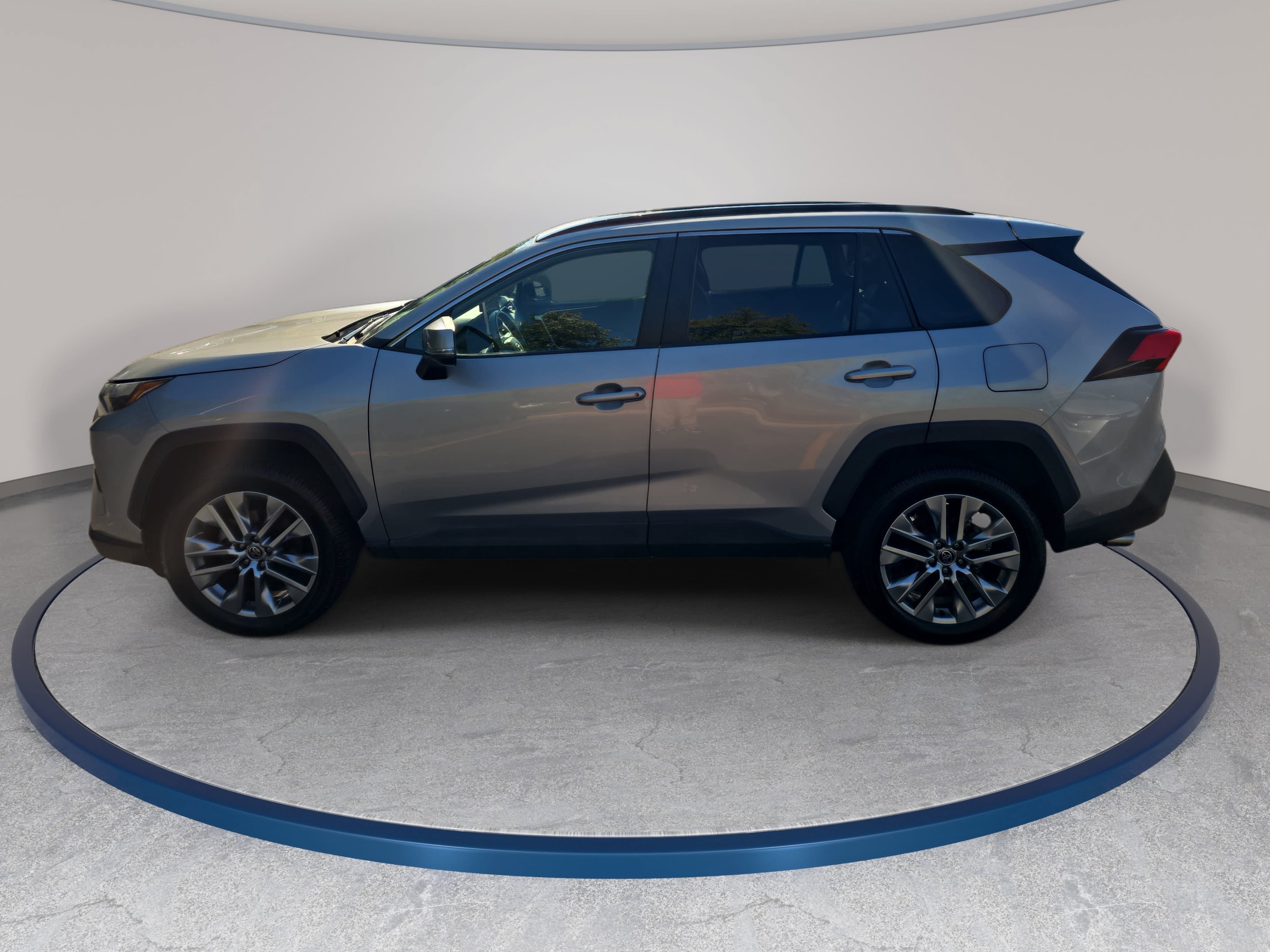 Used 2022 Toyota RAV4 XLE Premium FWD image 8