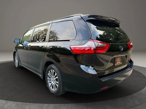 Used 2020 Toyota Sienna XLE image 3