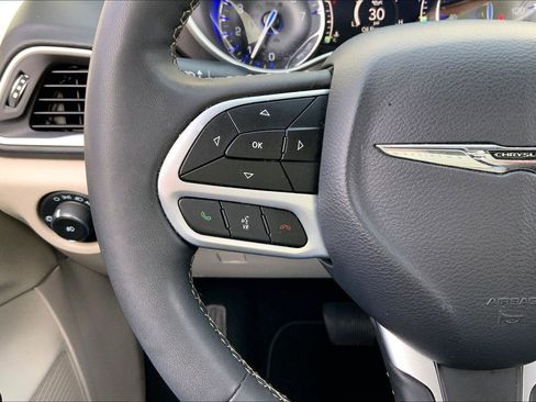 Used 2024 Chrysler Pacifica Touring-L image 16