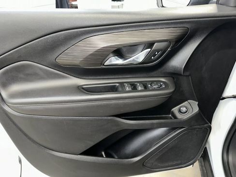 Used 2023 GMC Terrain SLE w/ Driver Convenience Package image 4