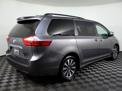 Used 2018 Toyota Sienna Limited image 8