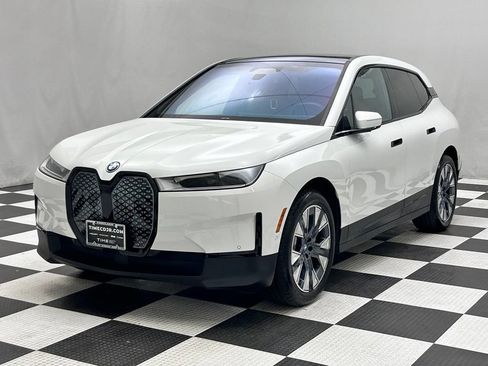 Used 2024 BMW iX xDrive50 w/ Premium Package AWD/4WD image 4