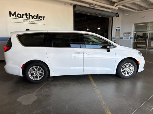 Used 2024 Chrysler Pacifica Touring-L FWD image 8