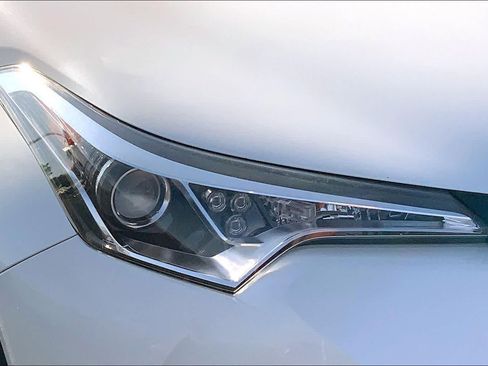 Used 2019 Toyota C-HR XLE FWD image 28