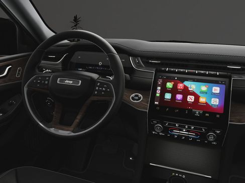 Used 2025 Jeep Grand Cherokee Limited w/ Luxury Tech Group II image 17